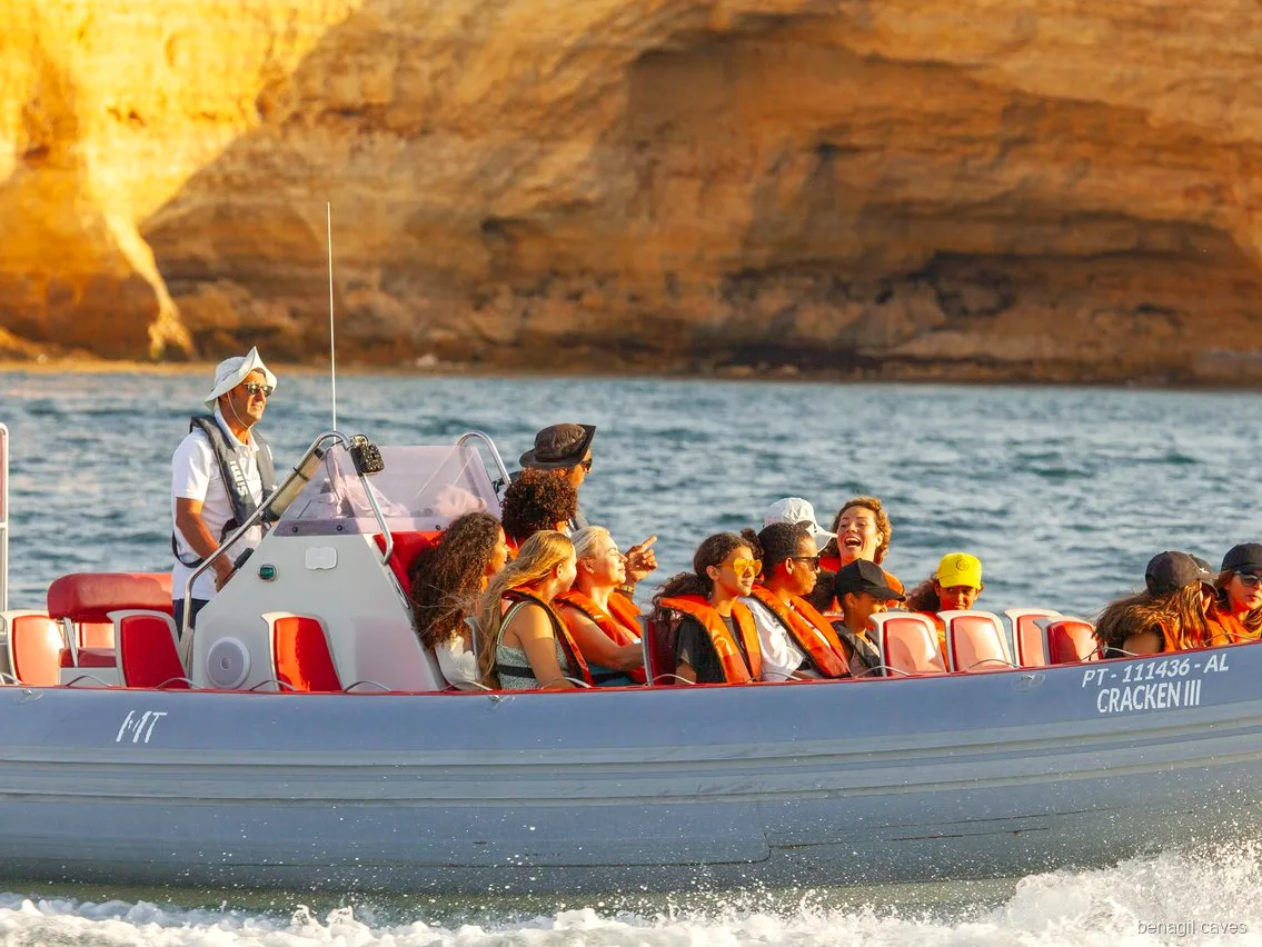 Passagers portant des gilets de sauvetage lors de l'excursion en bateau rapide à la grotte de Benagil