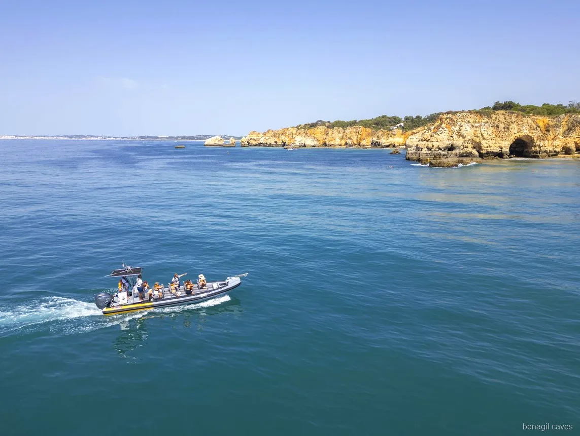 Falaises algarviennes vues pendant l'excursion en bateau rapide à la grotte de Benagil