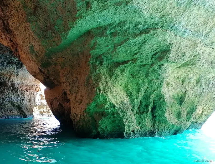 Bateau rapide approchant l'entrée de la grotte de Benagil près de Portimão