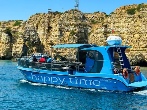 Catamaran vertrekt vanaf Marina de Lagos voor de Benagil Grotten Catamarantocht