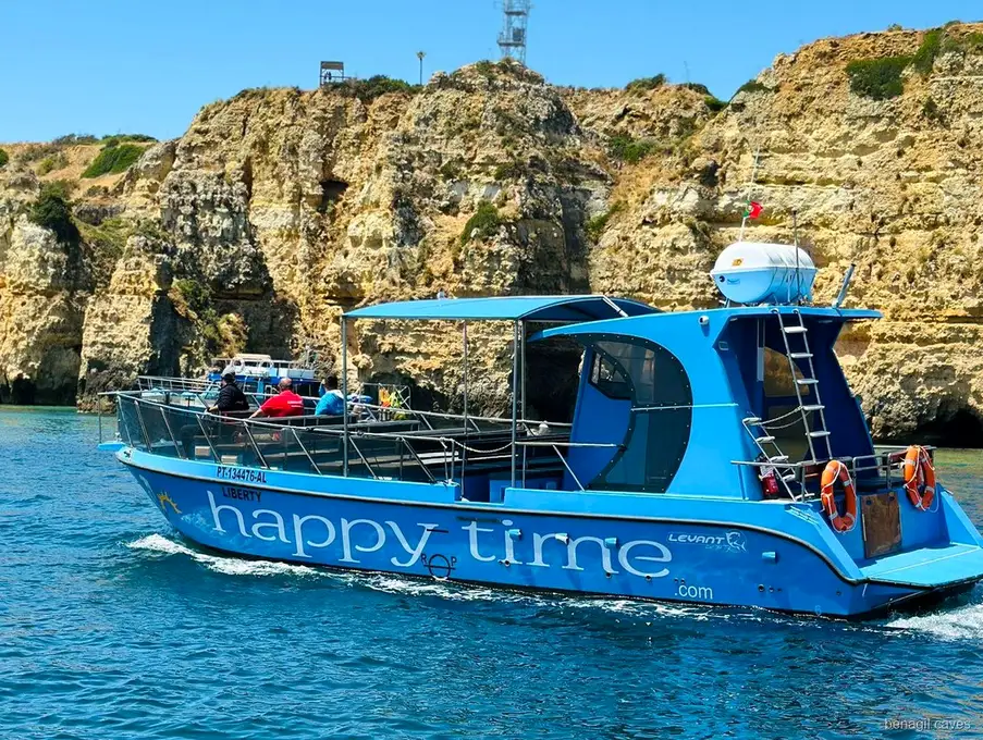 Catamaran vertrekt vanaf Marina de Lagos voor de Benagil Grotten Catamarantocht