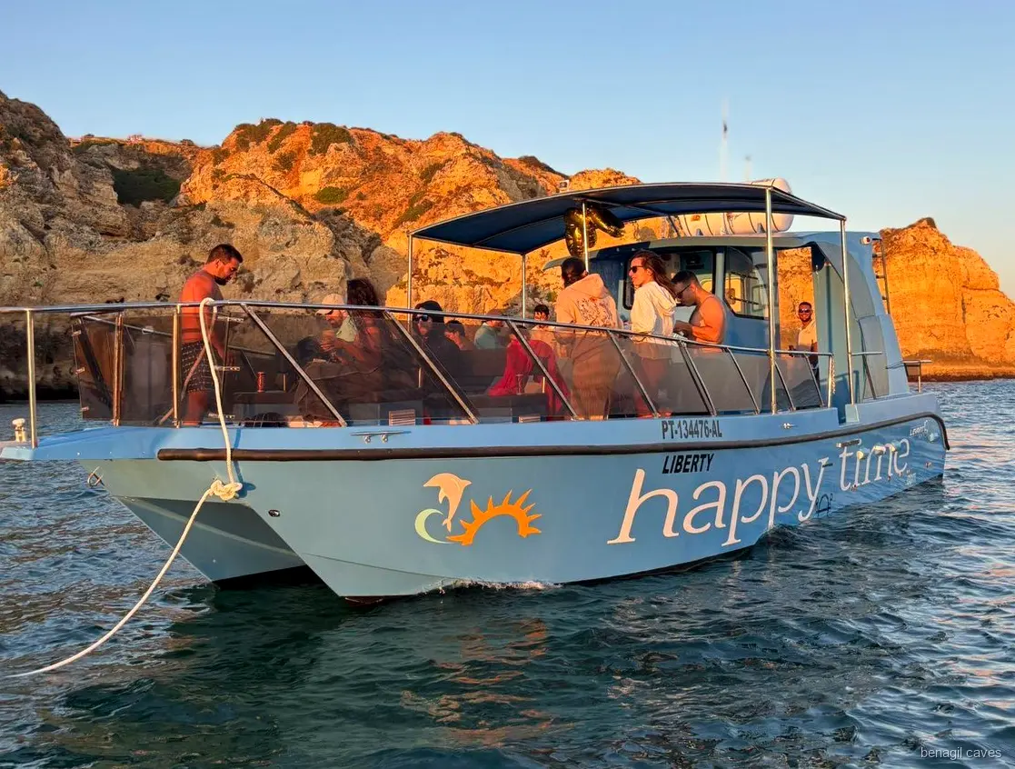 Algar de Benagil gezien vanaf de catamaran tijdens de boottocht vanuit Lagos