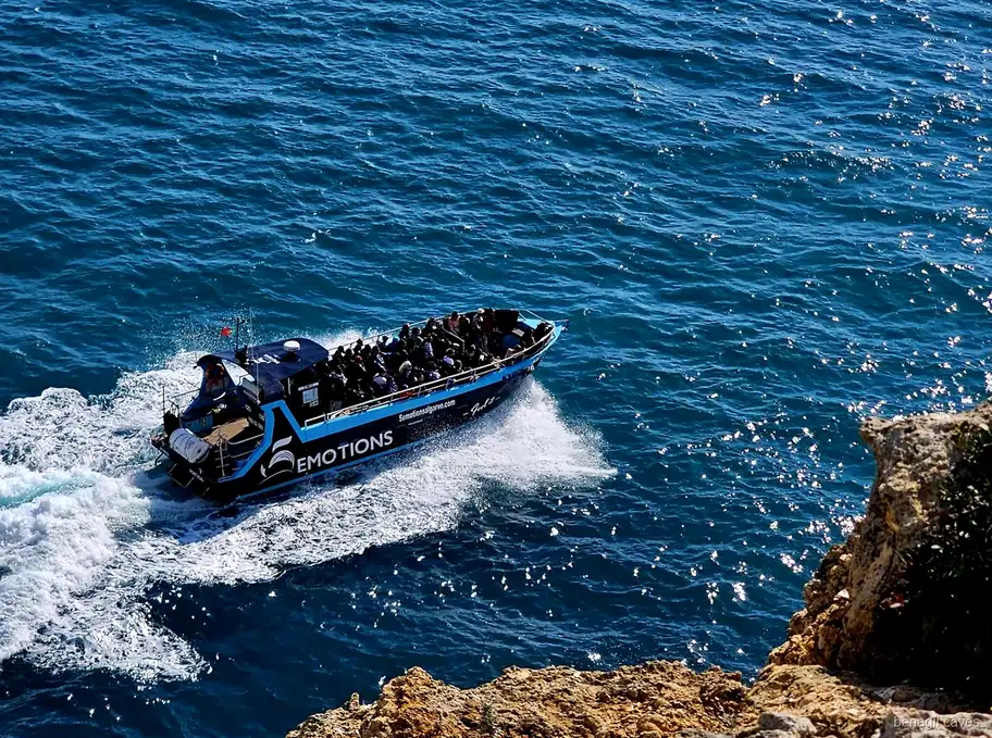Algar de Benagil gezien vanaf de dolfijnentocht vanuit Portimao