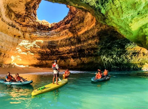 Gids leidt een Benagil Grotten Kajaktocht richting de grotingang