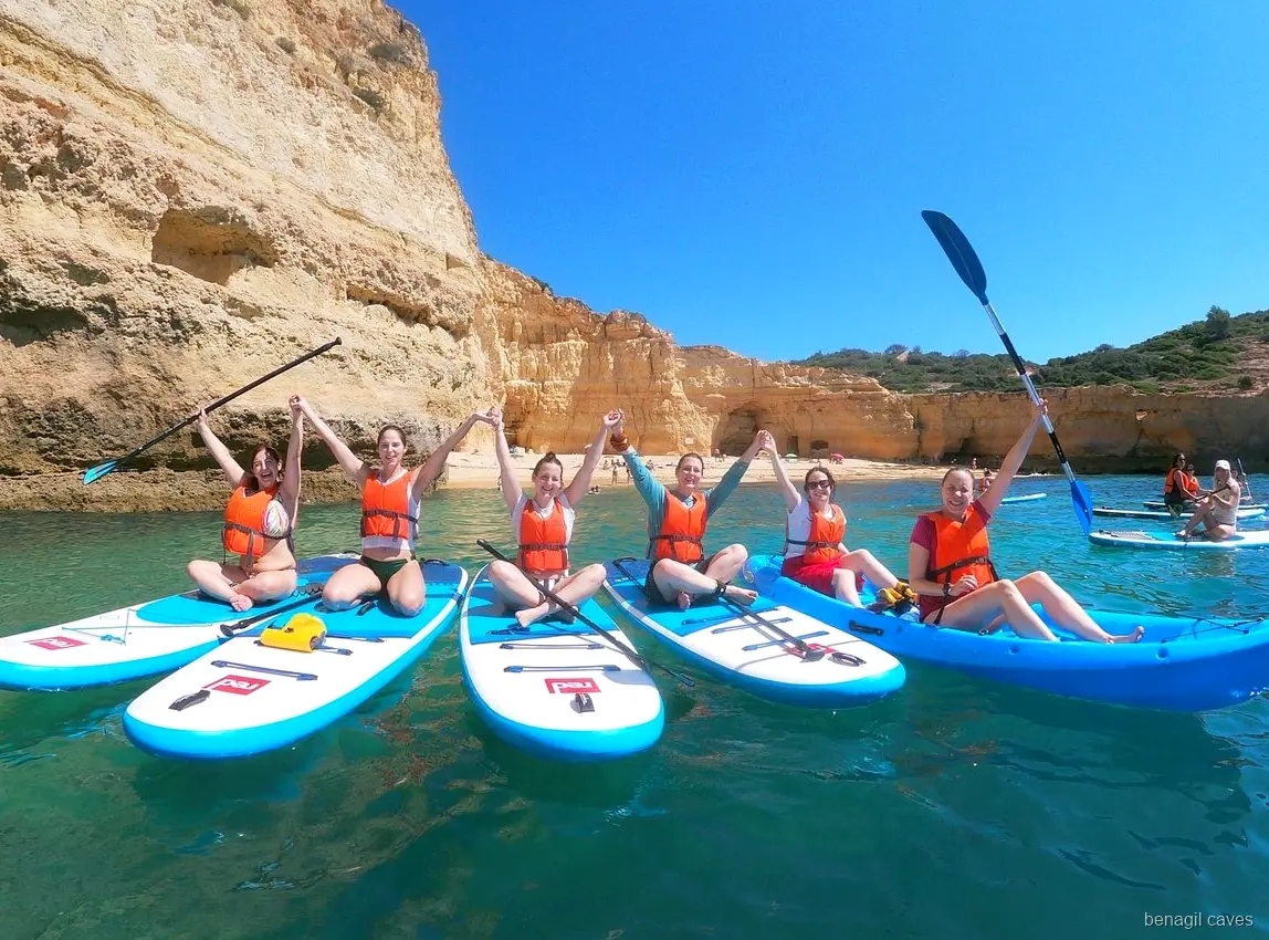 Suppers naderen de Algar de Benagil tijdens de SUP-tocht