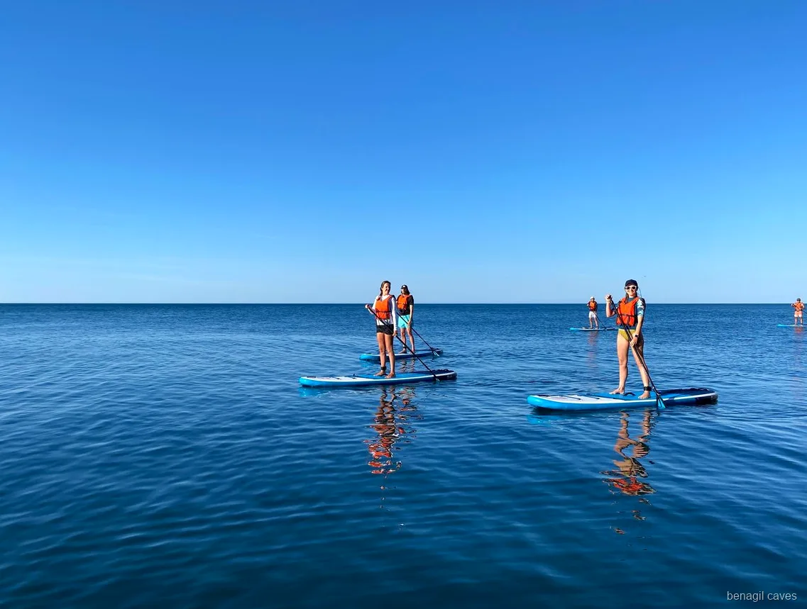 Suplanken op het zand nabij Benagil tijdens de SUP-tocht