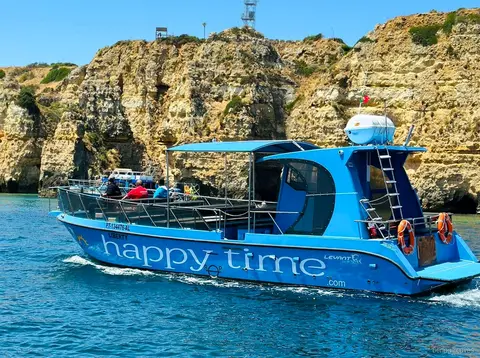 Katamaran legt an der Marina de Lagos zur Benagil-Höhle Katamaran-Tour ab