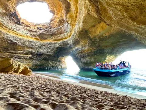 Boot auf Delfin-Suche während der Benagil-Höhle Delfin-Beobachtungstour