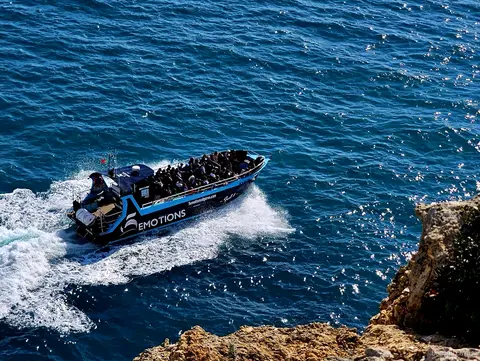 Algar de Benagil von der Delfin-Beobachtungstour ab Portimão aus gesehen