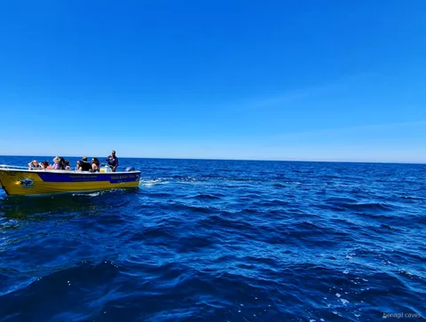 Passagiere nähern sich der Algar de Benagil bei der Express-Bootstour