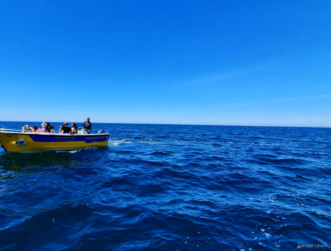 Passagiere nähern sich der Algar de Benagil bei der Express-Bootstour