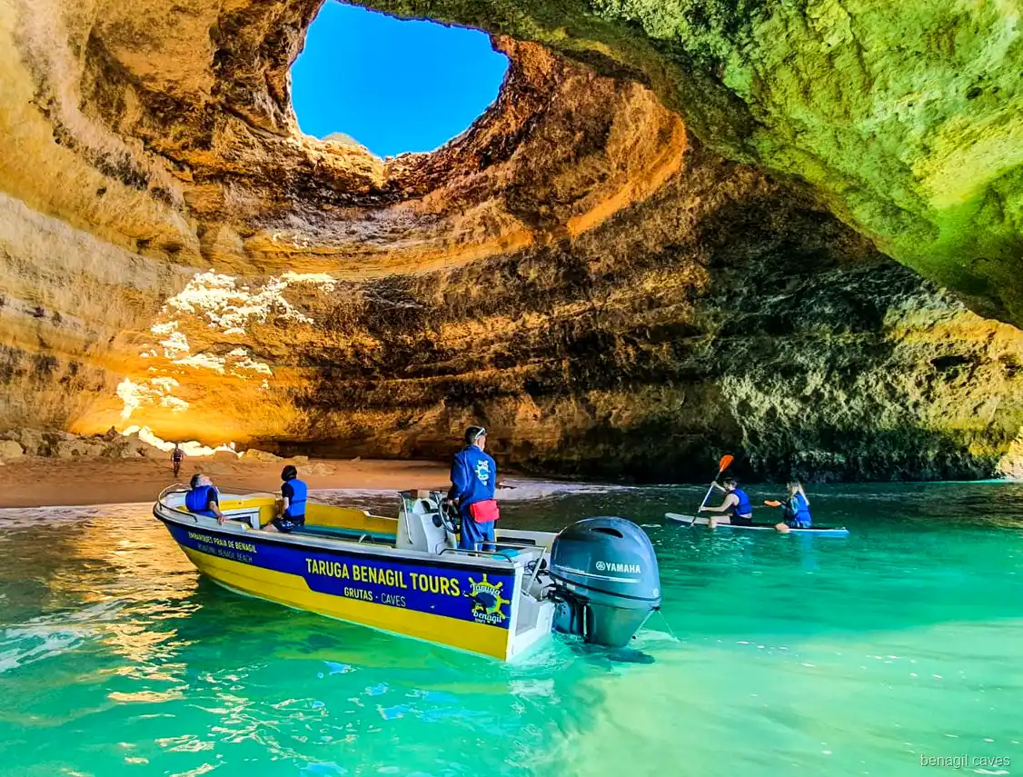 Goldene Sandkammer in der Algar de Benagil bei der Express-Bootstour