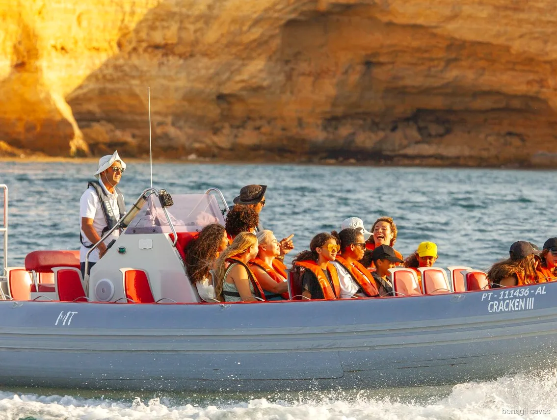 Passagiere mit Schwimmwesten auf der Benagil-Höhle Speedboot-Tour