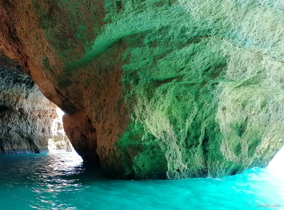 Speedboot nähert sich dem Eingang der Benagil-Höhle nahe Portimão