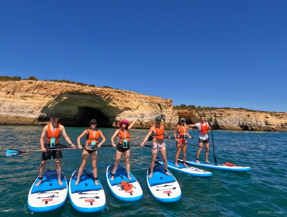 Guide führt eine kleine Gruppe auf der Benagil-Höhle SUP-Tour