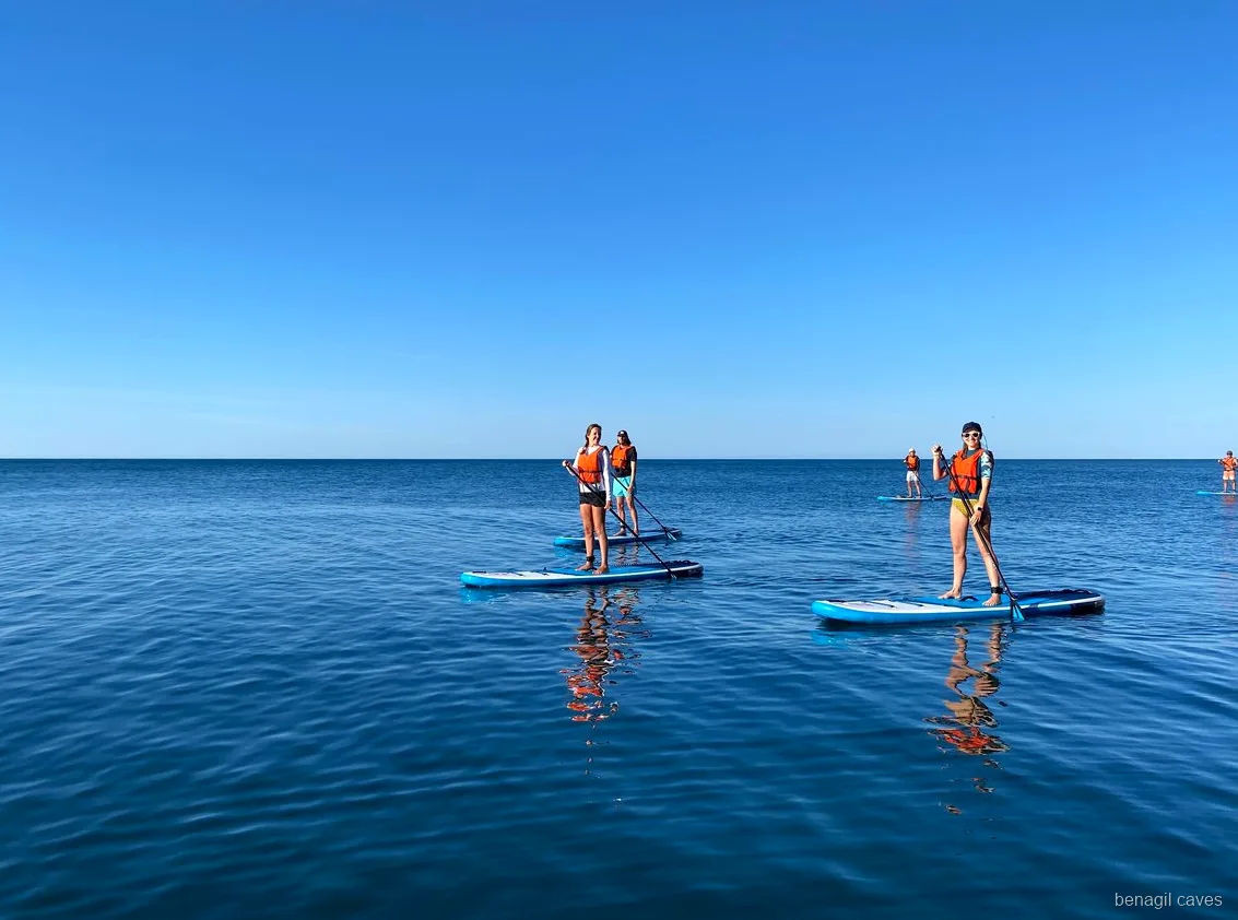 Paddleboards am Sand nahe Benagil während der SUP-Tour
