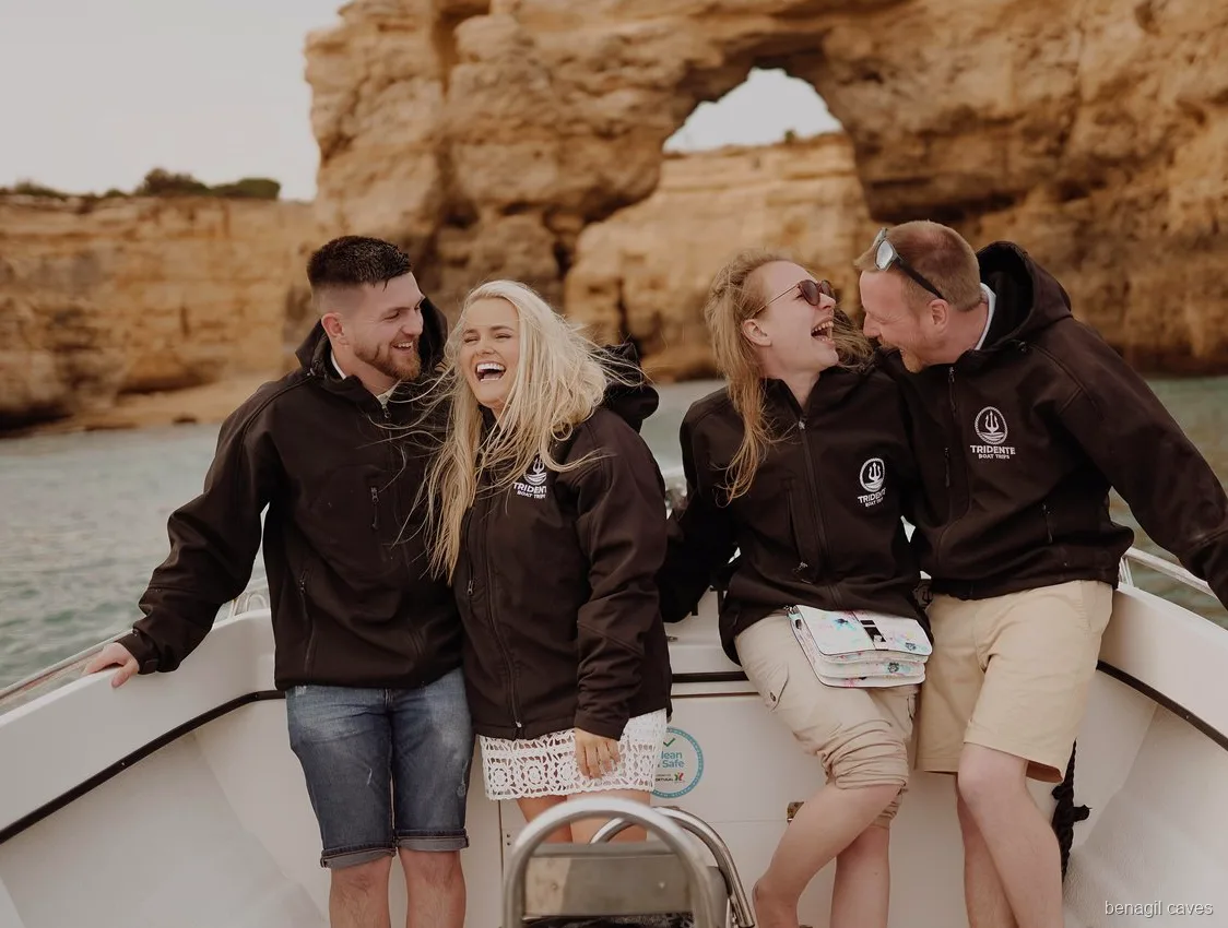 Algar de Benagil von der Bootstour ab Armação de Pêra aus gesehen