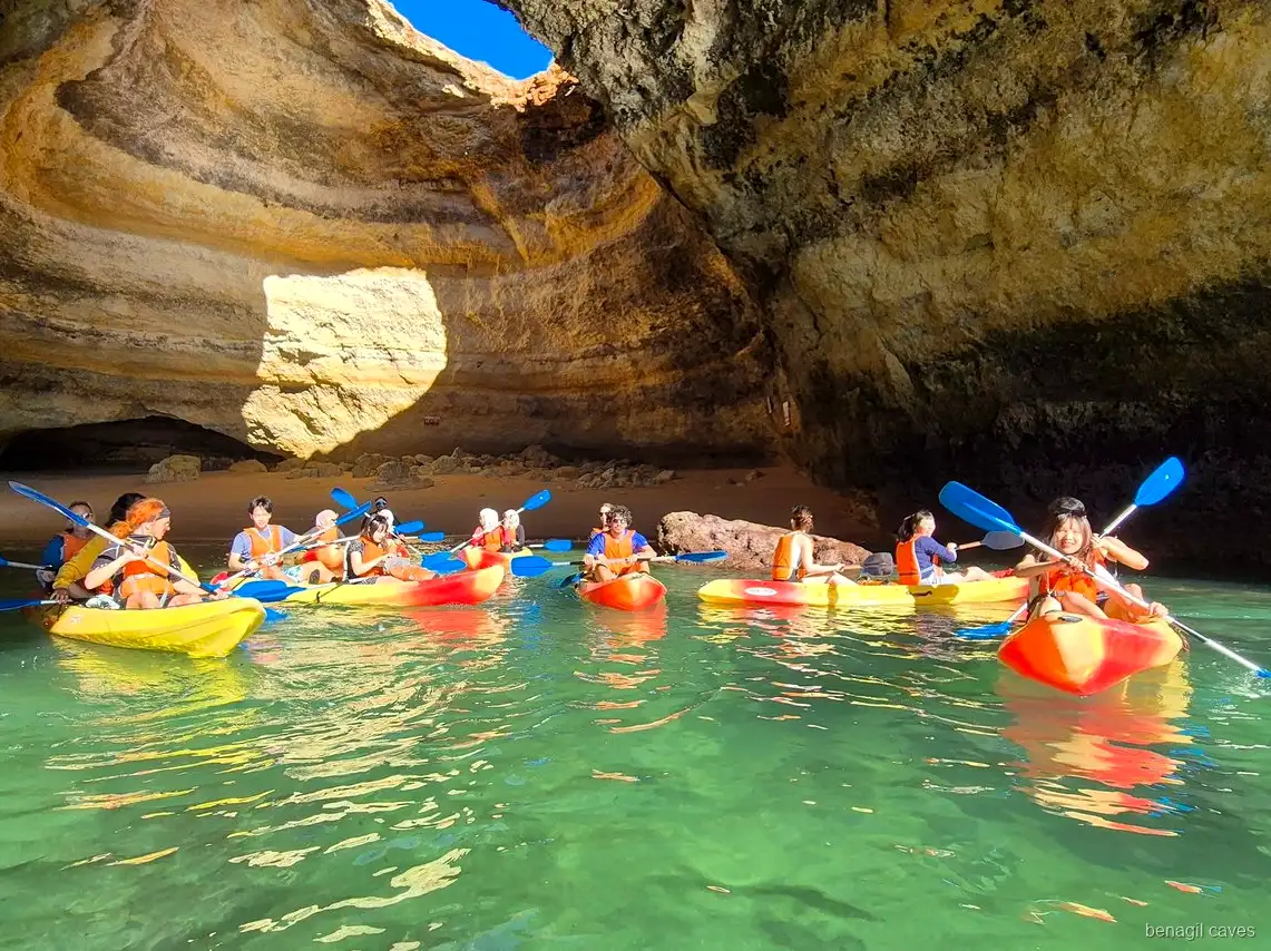 Caiaques a remar dentro do Algar de Benagil no passeio de caiaque guiado