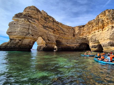 Caiaques na areia dentro das Grutas de Benagil durante o passeio de caiaque