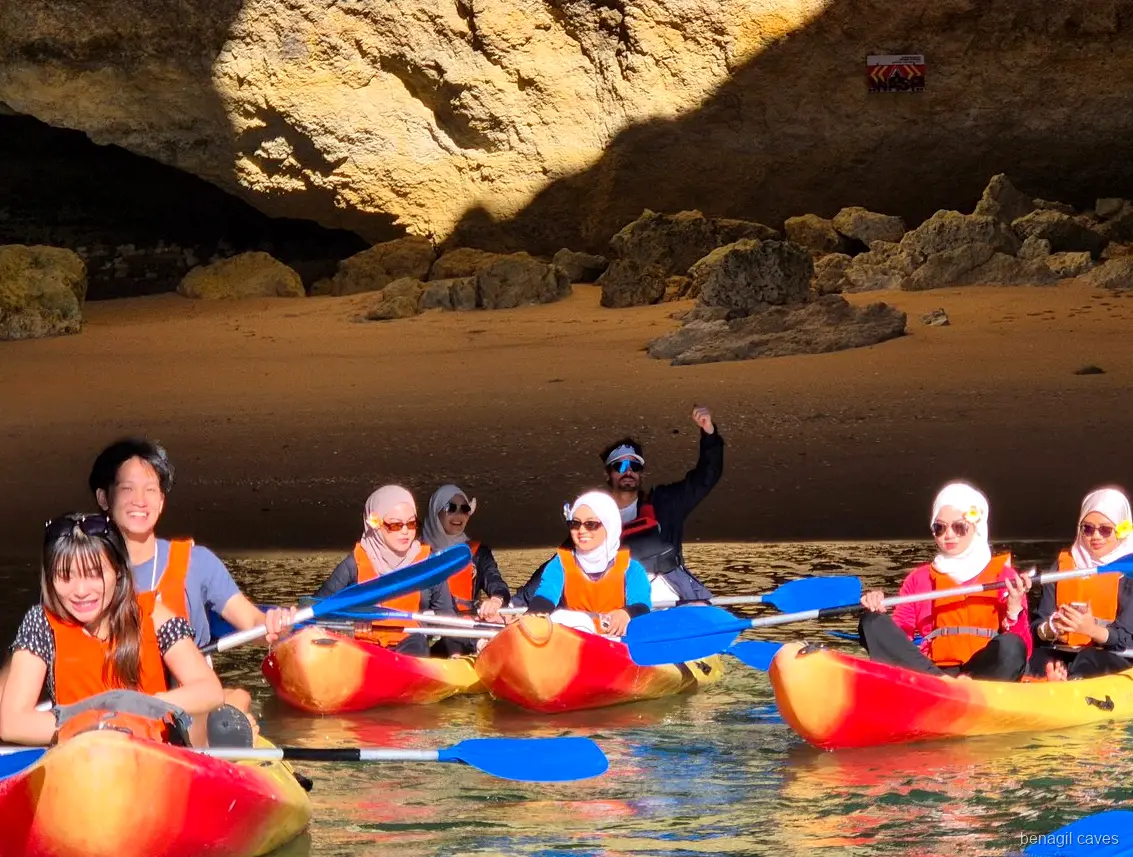 Paragem para nadar na Praia da Marinha durante o passeio de caiaque às Grutas de Benagil