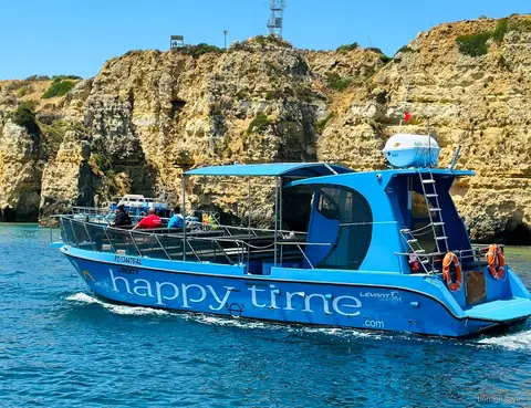 Catamaran quittant la Marina de Lagos pour l'excursion à la grotte de Benagil