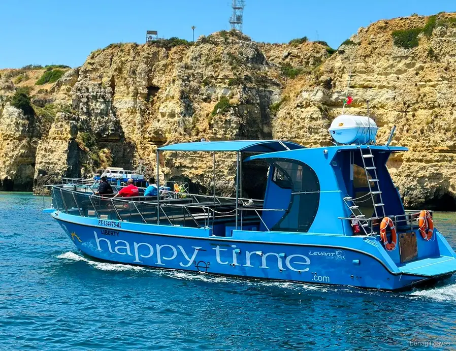 Catamaran quittant la Marina de Lagos pour l'excursion à la grotte de Benagil