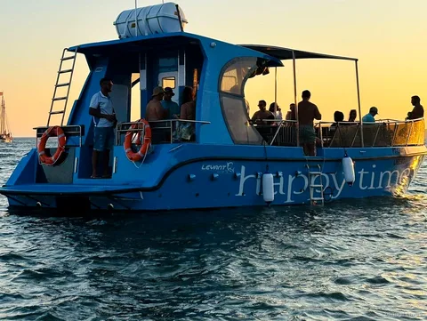 Passagers détendus lors de l'excursion en catamaran à la grotte de Benagil depuis Lagos