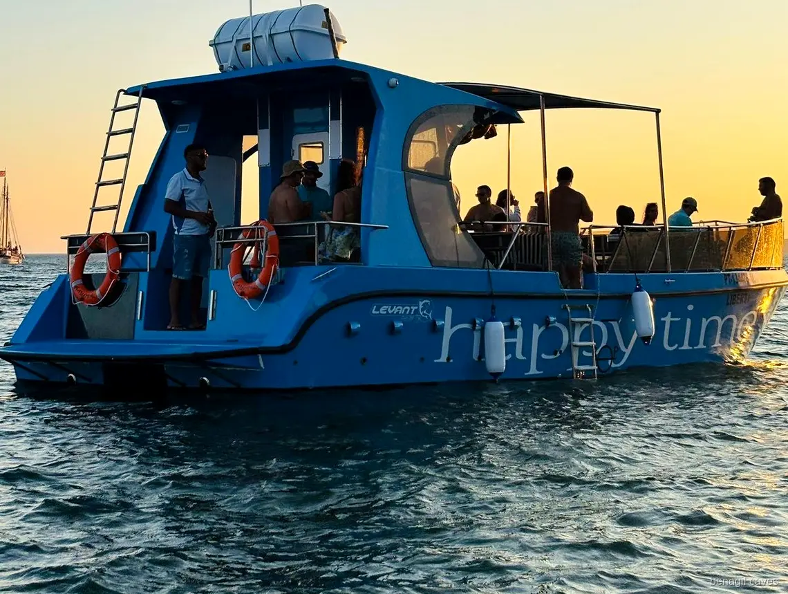 Passagers détendus lors de l'excursion en catamaran à la grotte de Benagil depuis Lagos
