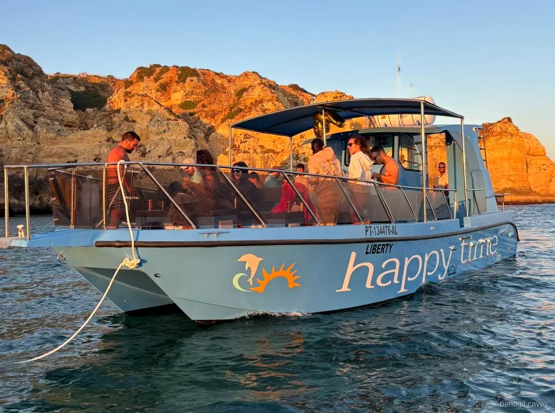 Algar de Benagil vu depuis le catamaran lors de l'excursion au départ de Lagos