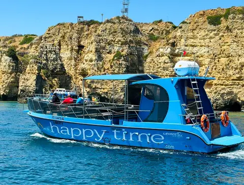 Catamarano in partenza dalla Marina de Lagos per il tour alla grotta di Benagil