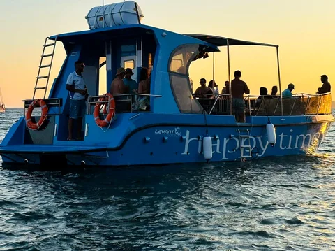 Passeggeri rilassati durante il tour in catamarano alla grotta di Benagil da Lagos