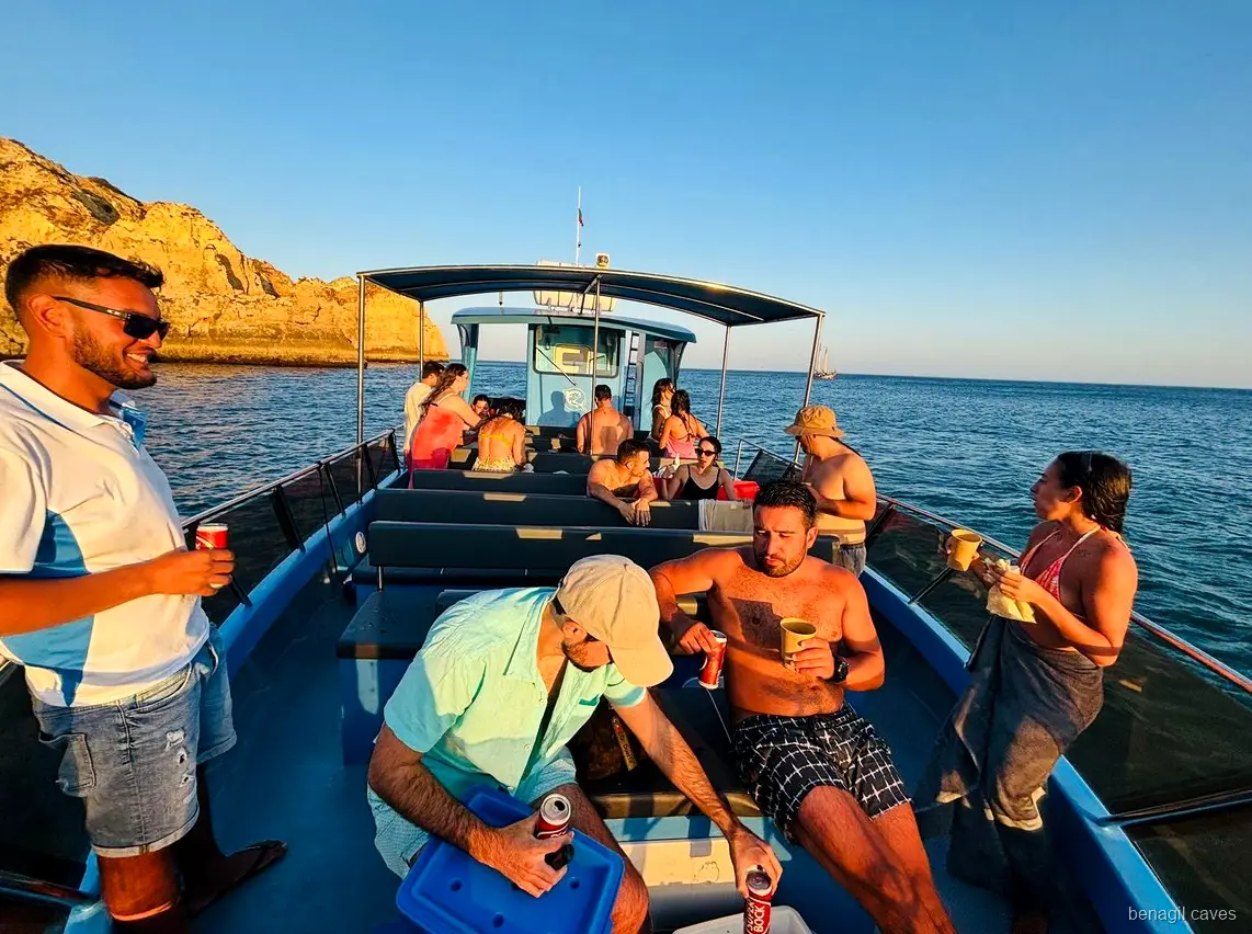 Costa vicino a Carvoeiro vista durante il tour in catamarano alla grotta di Benagil