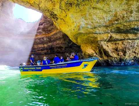Barco saliendo de Benagil Beach en la excursión express
