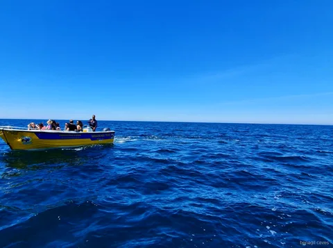 Pasajeros acercándose al Algar de Benagil en la excursión express en barco