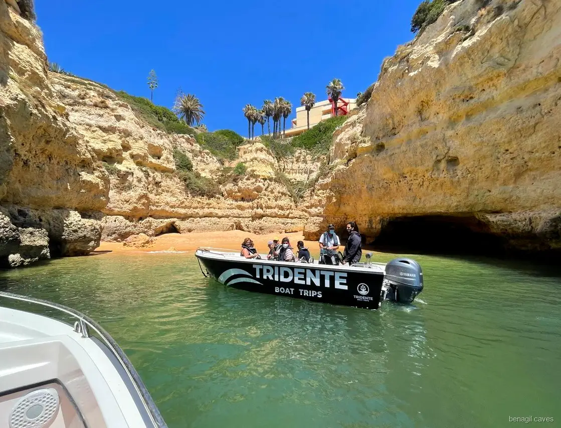 Arco de Albandeira visto durante la excursión de playas escondidas a las Cuevas de Benagil