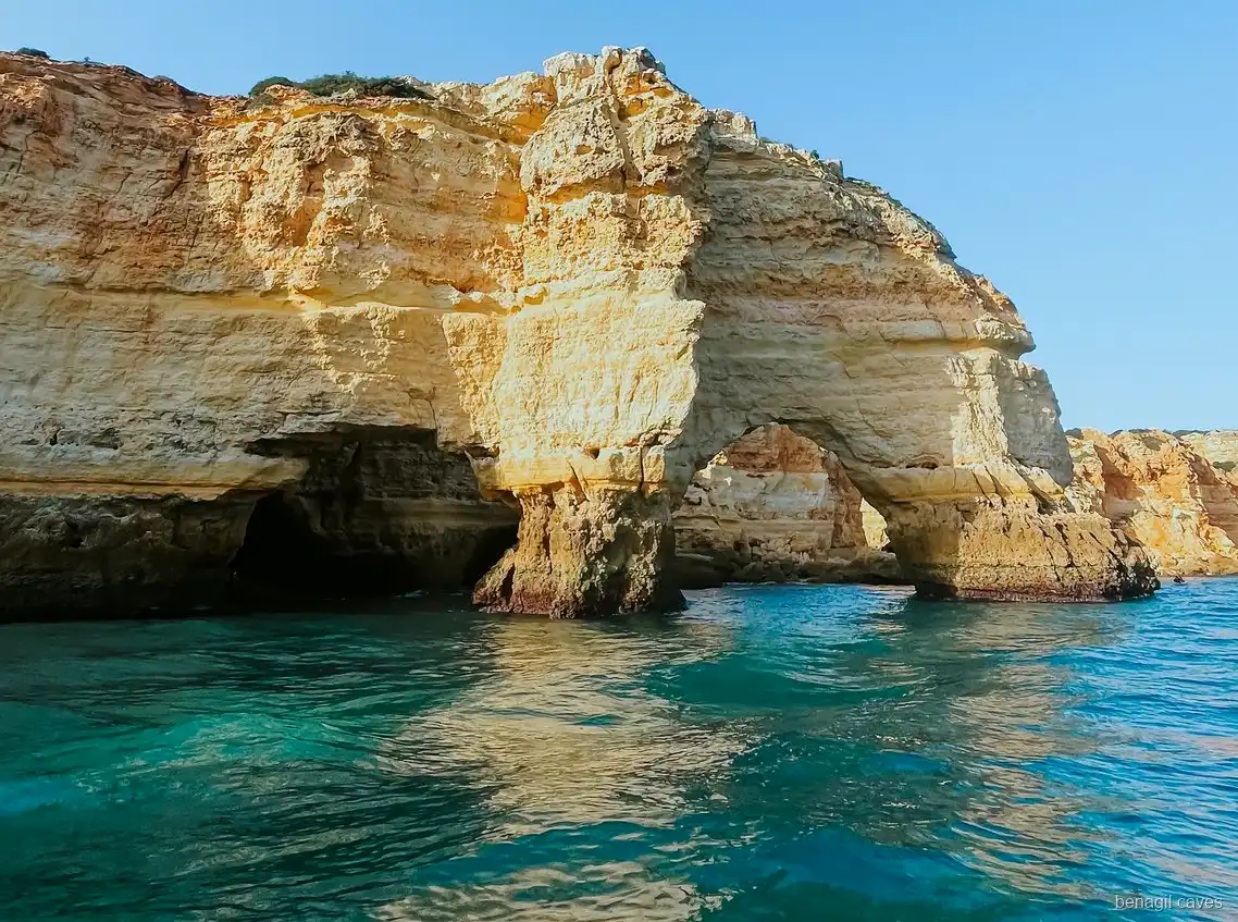 Playa salvaje a lo largo de la ruta de la excursión en barco cerca de Benagil