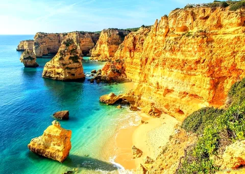 Grupo caminando por el sendero costero en la excursión de día completo desde Faro