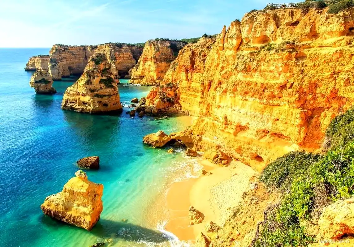 Groupe marchant sur le sentier côtier lors de l'excursion d'une journée à la grotte de Benagil depuis Faro