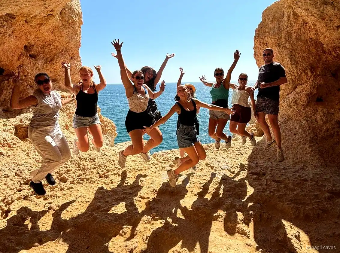 Point de vue sur l'Algar de Benagil depuis le haut lors de l'excursion d'une journée depuis Faro