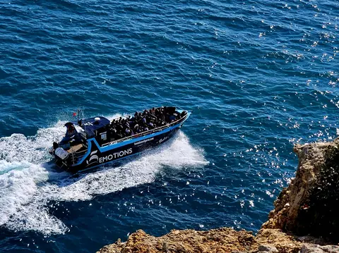 Algar de Benagil visto durante la crociera con avvistamento delfini da Portimao