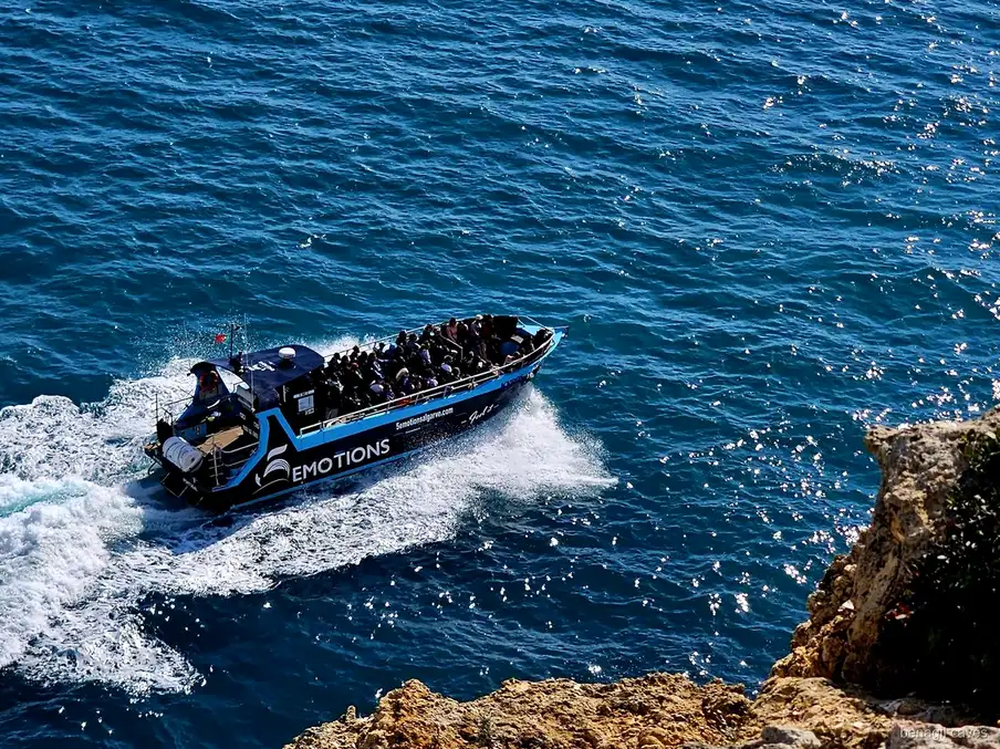 Algar de Benagil visto durante la crociera con avvistamento delfini da Portimao