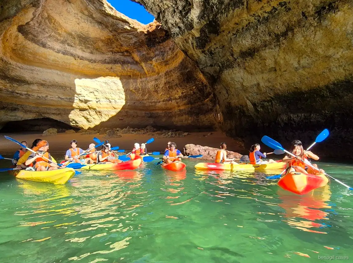 Kayak che pagaiano dentro l'Algar de Benagil durante il tour guidato in kayak