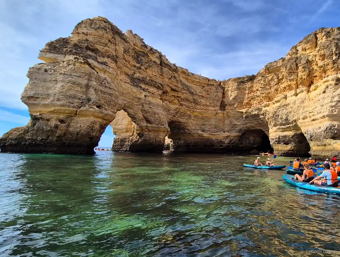 Kayak appoggiati sulla sabbia dentro la grotta di Benagil durante il tour