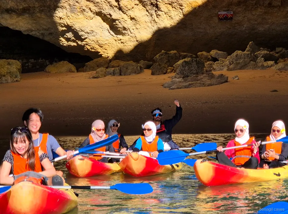 Sosta bagno a Praia da Marinha durante il tour in kayak alla grotta di Benagil
