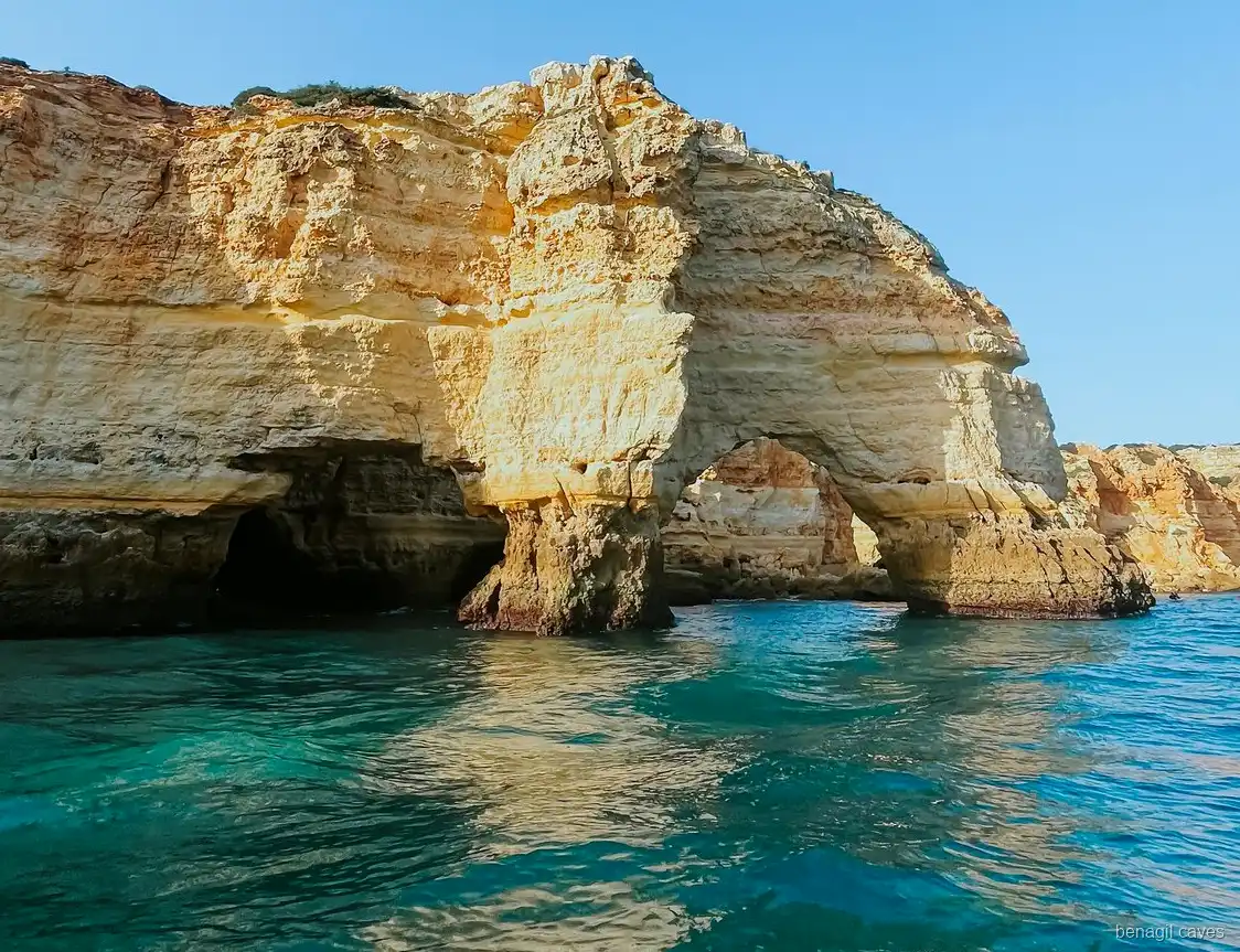 Spiaggia selvaggia lungo il percorso del tour delle spiagge nascoste vicino a Benagil