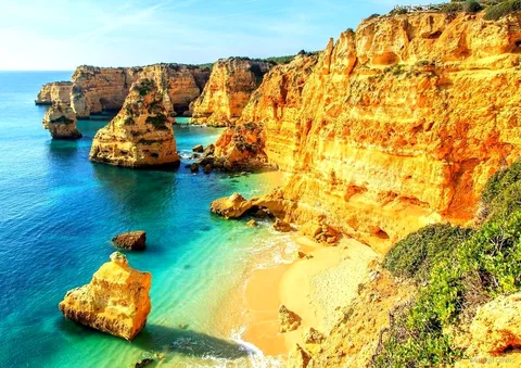 Gruppo che percorre il sentiero costiero durante il tour di un'intera giornata alla grotta di Benagil da Faro
