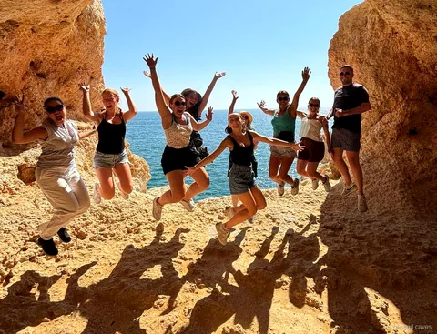 Belvedere sulla grotta di Benagil dall'alto durante il tour giornata intera da Faro