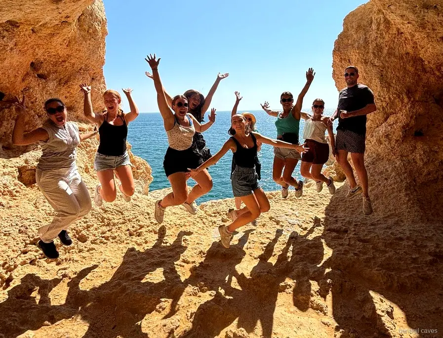 Belvedere sulla grotta di Benagil dall'alto durante il tour giornata intera da Faro