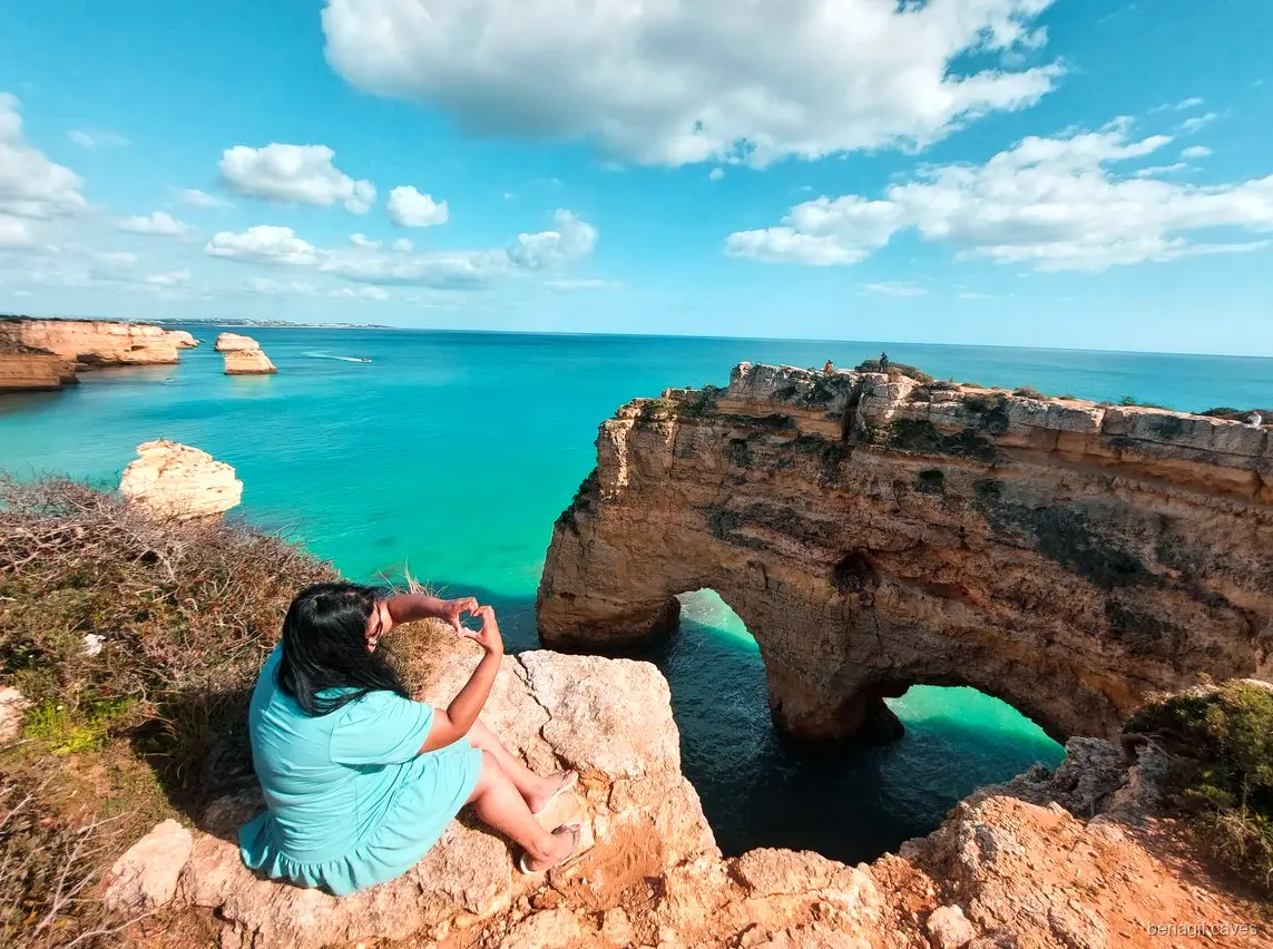 Sosta di tempo libero nel villaggio di Carvoeiro durante il tour di un'intera giornata alla grotta di Benagil