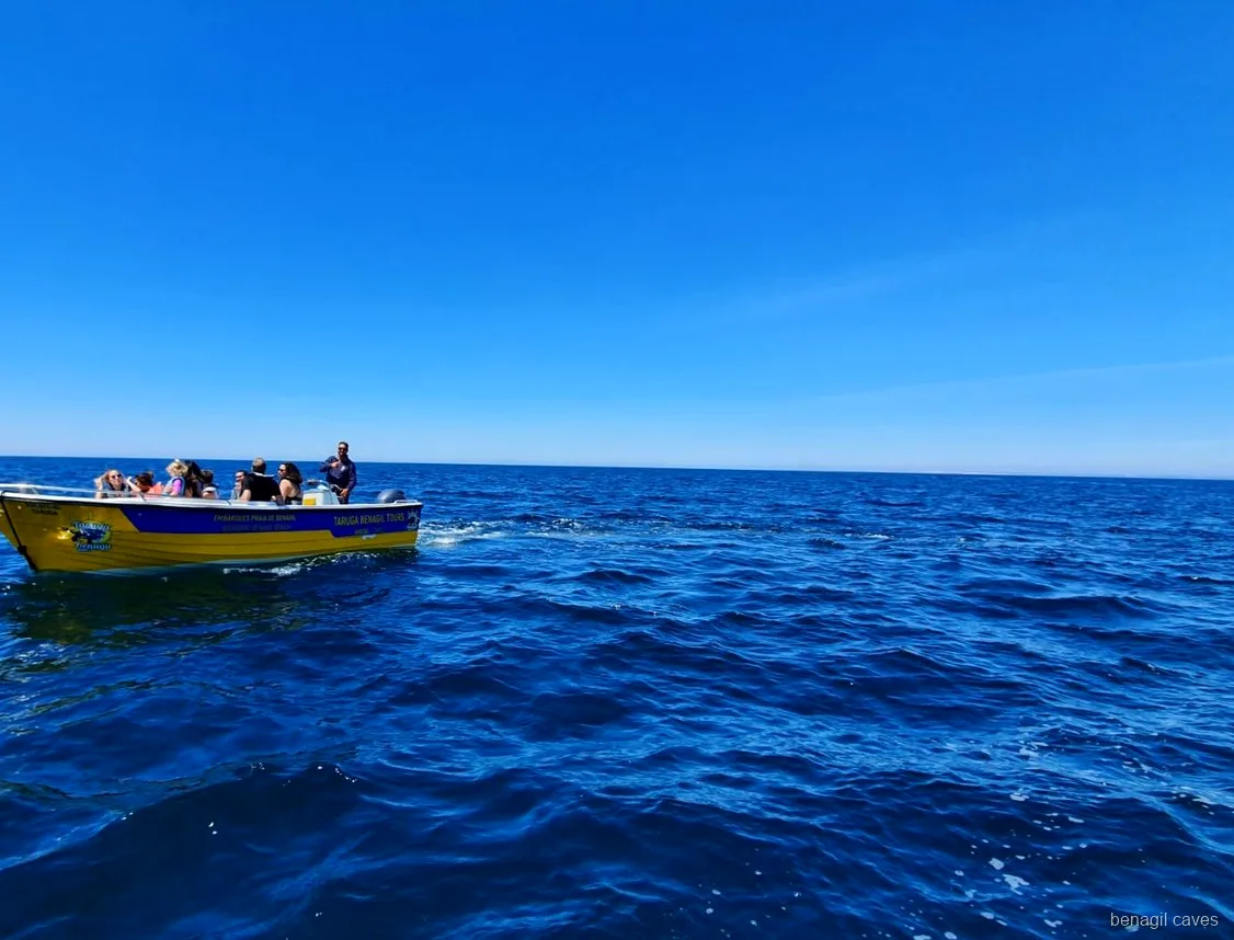 Passagers approchant de l'Algar de Benagil lors de l'excursion express en bateau